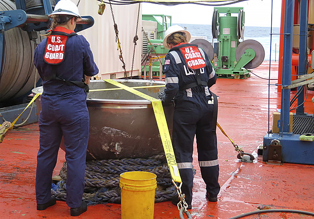 Pobřežní stráž vyzvedla zbylé trosky ponorky Titan, našla u ní i lidské ostatky