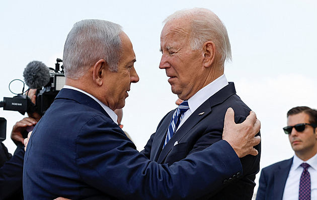 Bidenova administrativa schválila dodávku bomb a letounů Izraeli, píše list