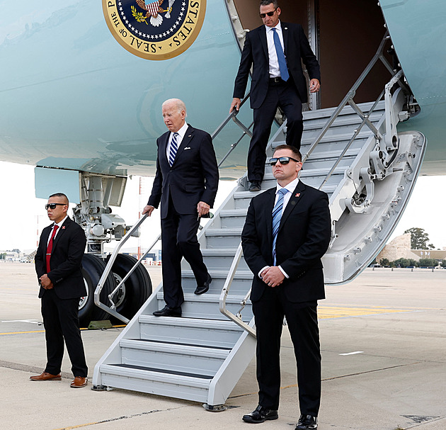 Biden přiletěl do Izraele. Setká se i s příbuznými unesených Hamásem