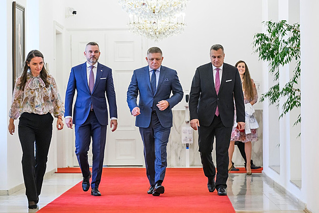 Směr, Hlas a SNS podepsaly dva týdny po volbách koaliční dohodu