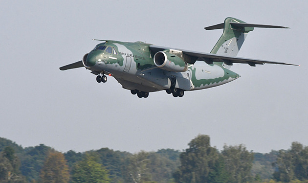 Obrana jedná o nákupu dvou transportních letounů C-390 Millennium z Brazílie