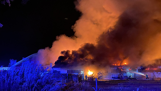 Požár textilky v Turnově způsobil škodu 160 milionů korun, hašení pokračuje