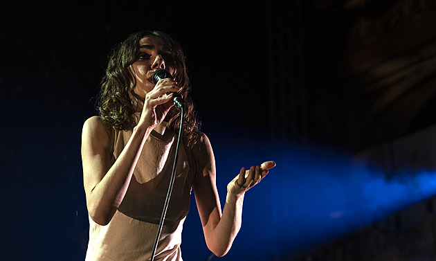 RECENZE: PJ Harvey se v Praze podělila o kus svého muzikantského nitra