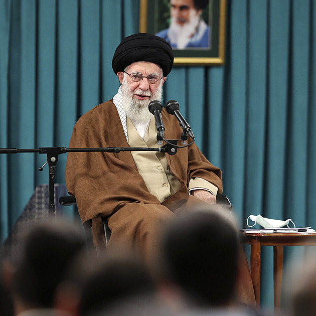 Chameneí omilostnil přes 2000 vězňů, zadržené demonstranty vynechal