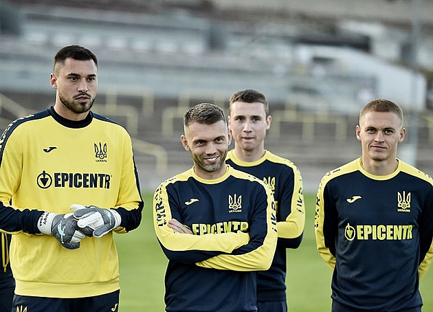 Hřejivé vzkazy z fronty, dny na cestách. S fotbalisty Ukrajiny v pražském azylu