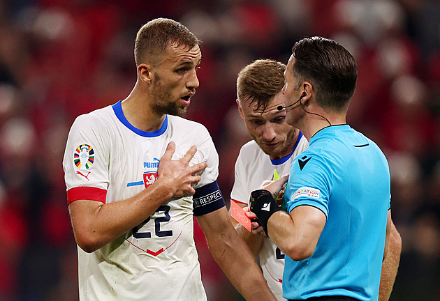 Bolí to. Omlouváme se fanouškům, řekl kapitán Souček po průšvihu v Albánii