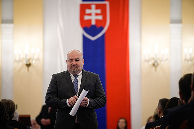 Konspirace a omluvy Rusku. Slovenská vláda přichází s kontroverzními kandidáty