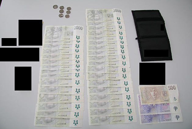 Ztracená peněženka s výhrou z automatů se našla, 70 tisíc ale zabavila policie