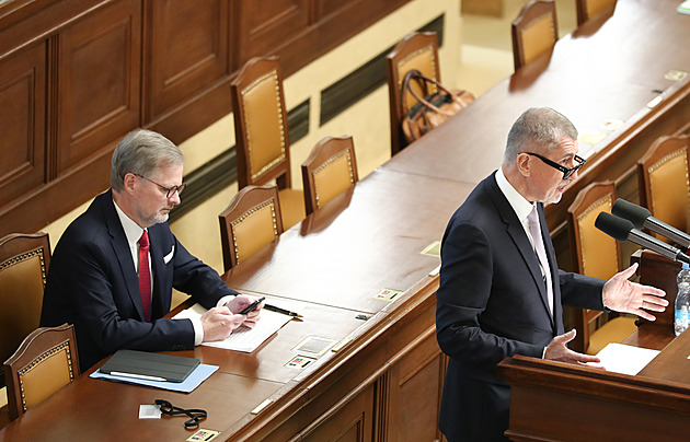 Vládu opozice nepovalila. Myslel jsem, že jste slušný, říkal Babiš premiérovi