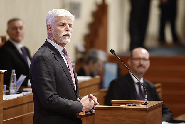 Pavel navrhl Senátu na ústavní soudce Dolanskou Bányaiovou a Kühna