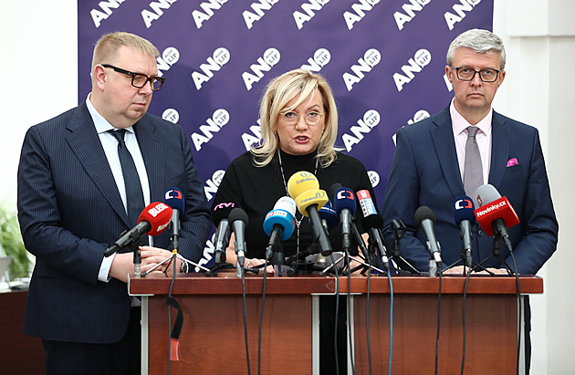 Dva výbory vládní balíček potopily, v jednom prošel. Senát ho schválí, věří Fiala