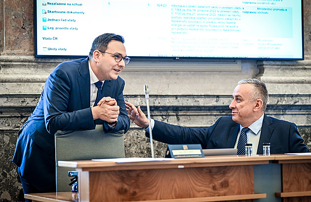 Vláda jedná o zrušení podpory teplárnám, Izraeli i o kontrole hranic