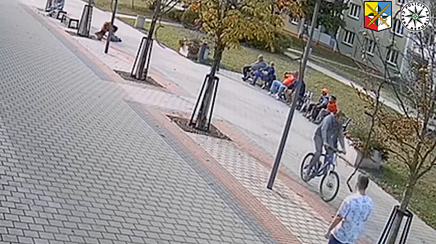 Bezohledný cyklista srazil předškoláka, nechal ho ležet na chodníku a ujel
