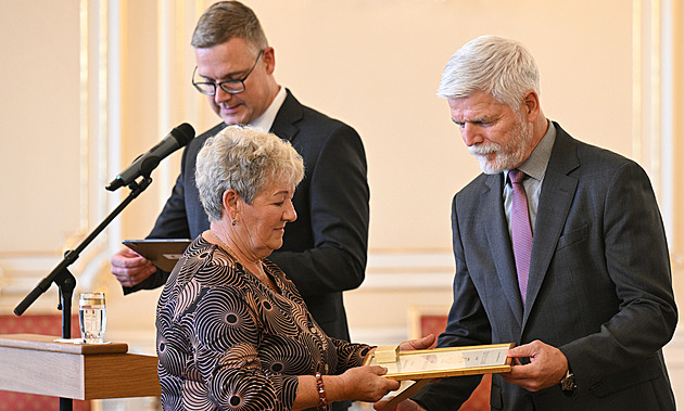 Pomoc u nehody nebo škrcené ženě. Pavel udělil Zlaté záchranářské kříže