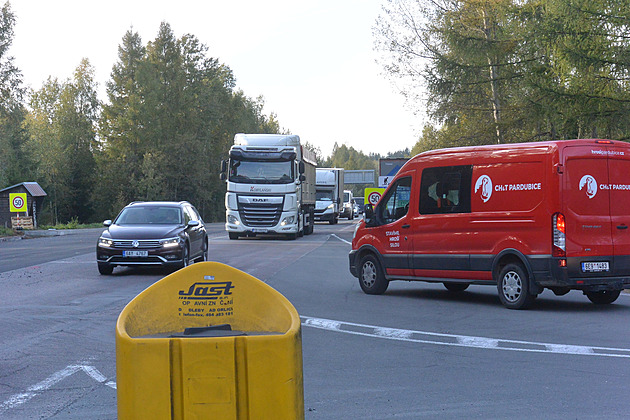 Tah z Čech na Moravu sužují až hodinové kolony, úřady nenašly vhodnou objížďku