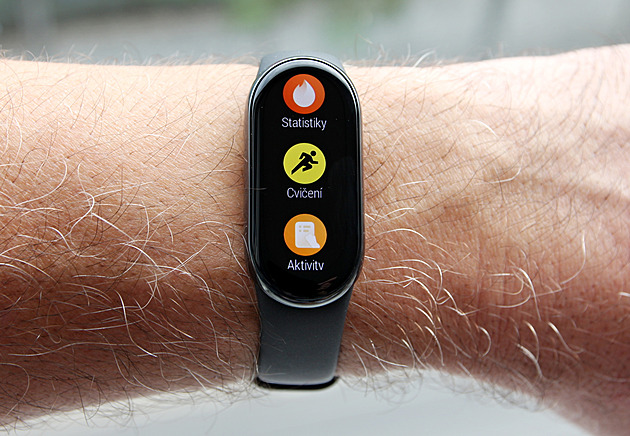 Chcete si nadělit levné chytré hodinky či náramek? Poradíme, jaké vybrat
