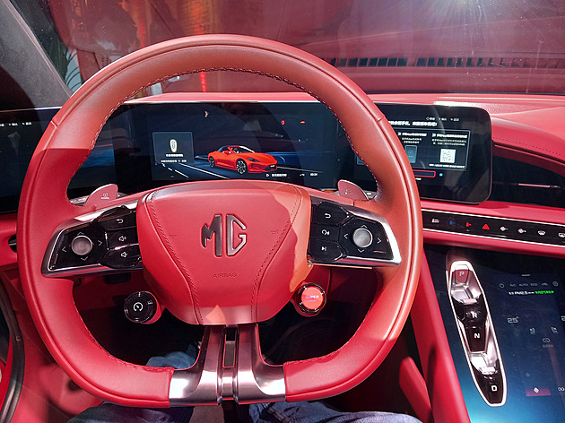 Takové auto zatím nenabídla ani Tesla. Demonstrace čínské síly projela Prahou