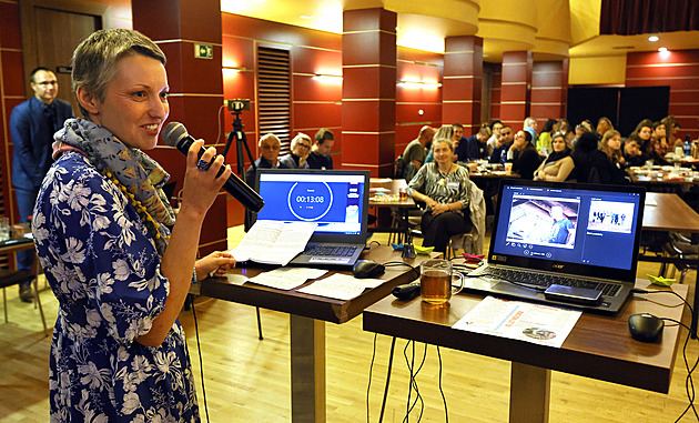Studentům sociální práce nabízí kraj finanční podporu, motivují i příběhy z praxe