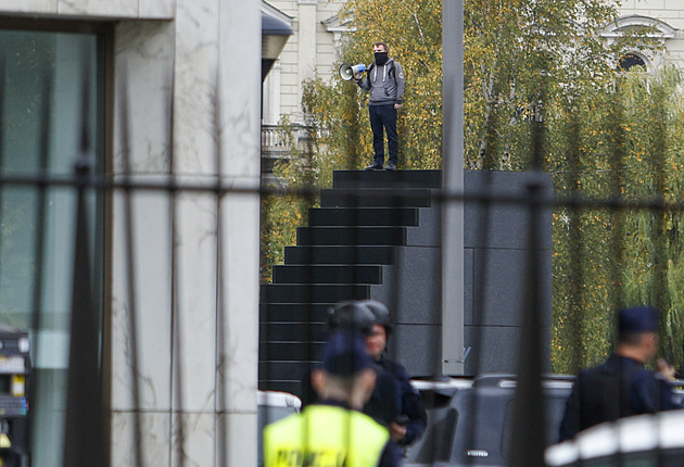 Muž ve Varšavě vylezl na pomník a vyhrožoval, že se odpálí. Policie ho zadržela