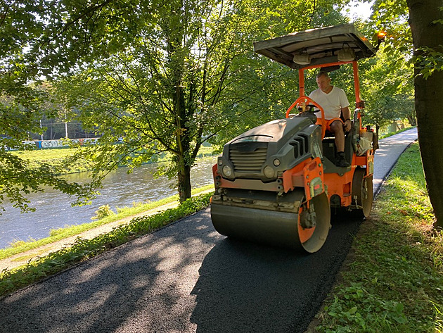 Finišují úpravy povrchů ostravských cyklostezek, hotovo bude na konci října