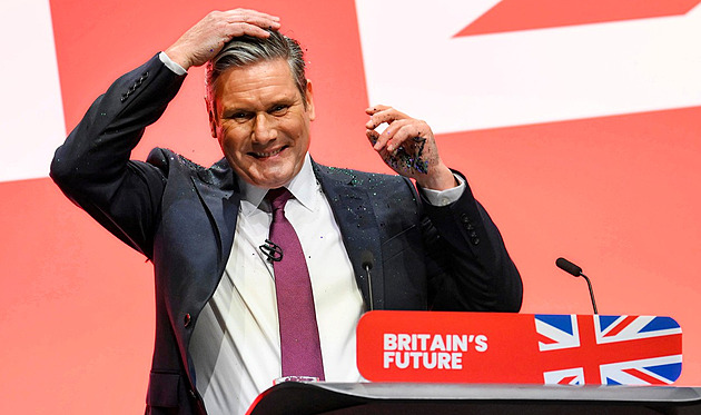 „Myslel si, že mě to rozhodí?“ Na šéfa labouristů zaútočil aktivista třpytkami