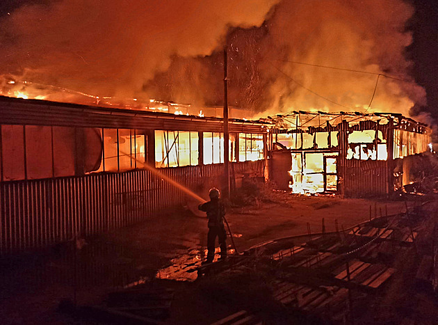U Jindřichova Hradce hořel sklad materiálu, hasiči uchránili sousední halu