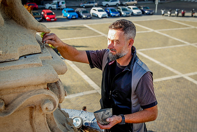 Restaurátor opravil spáry u Samsona. Známá kašna je připravená na zimu