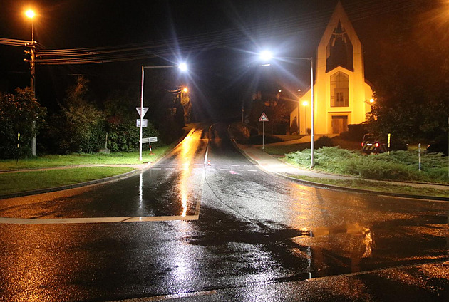 Řidič srazil na přechodu osmiletou dívku a ujel, hledá ho policie