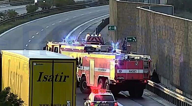 D8 směrem do Prahy blokuje nehoda. Zasahoval vrtulník, tvoří se dlouhé kolony