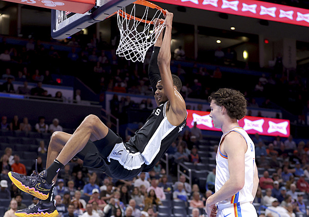 Wembanyama debutoval v přípravě na NBA 20 body, San Antonio prohrálo