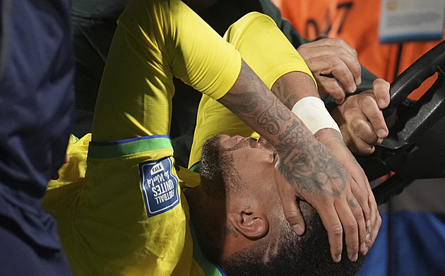 Neymar si vážně poranil koleno a má po sezoně. Nejhorší období, řekl