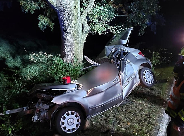 Řidička vjela do příkopu a narazila do stromu, v sešrotovaném autě zemřela