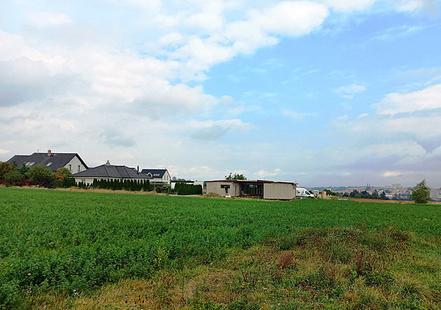 Dům stavěl načerno a bez povinné sedlové střechy, nakonec ho bourat nemusí