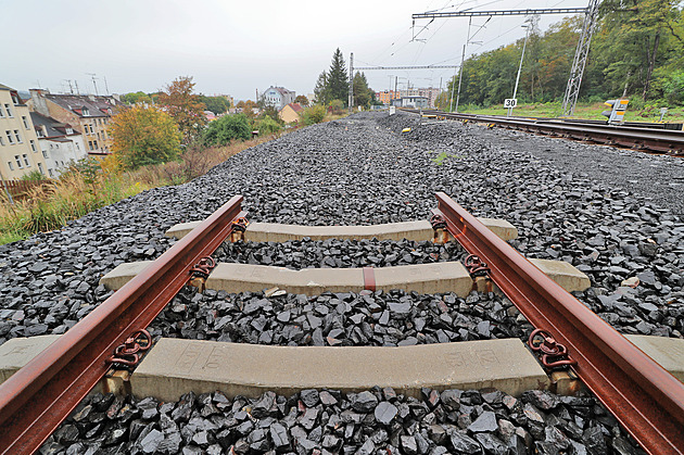 Podloží pod tratí ve Varech se dalo do pohybu, vlaky tudy projíždí pomalu