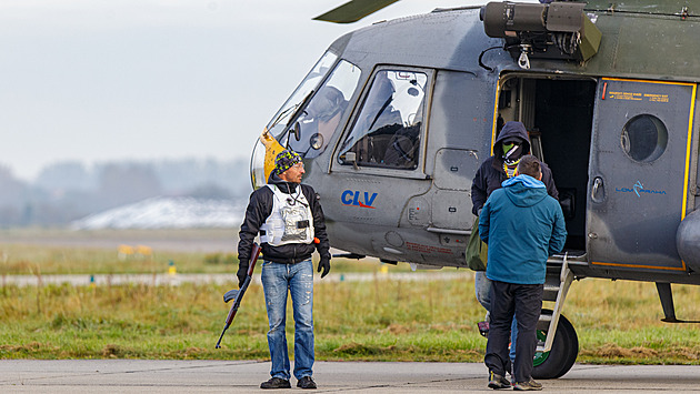 OBRAZEM: Unesli pilota a zapálili palivo. Policisté cvičili zákrok proti ozbrojencům