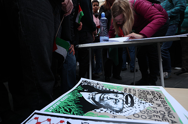 Na podporu Palestiny se sešla stovka lidí, průvod půjde na Malostranské náměstí