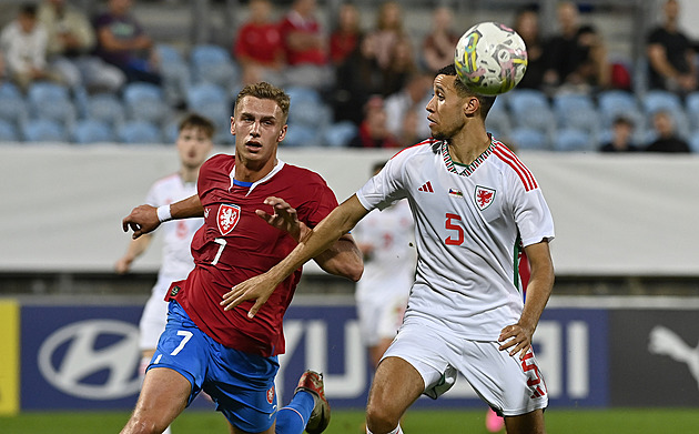 Jedenadvacítka dál čeká na první výhru, s Walesem o ni přišla v nastavení