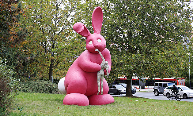 Známý betonový králík v Plzni na Lochotín� dostal p�ed nedávnem syt� r��ový...