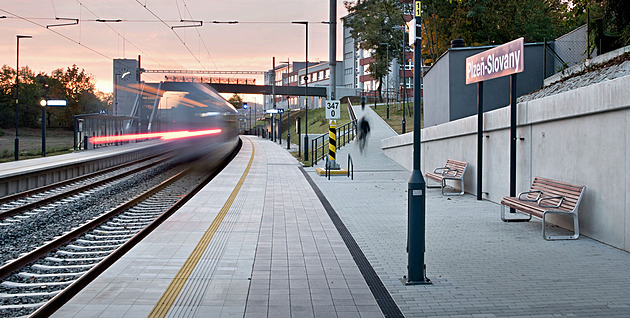 Moderní trať z centra Plzně do Koterova má novou zastávku, jezdí se rychleji