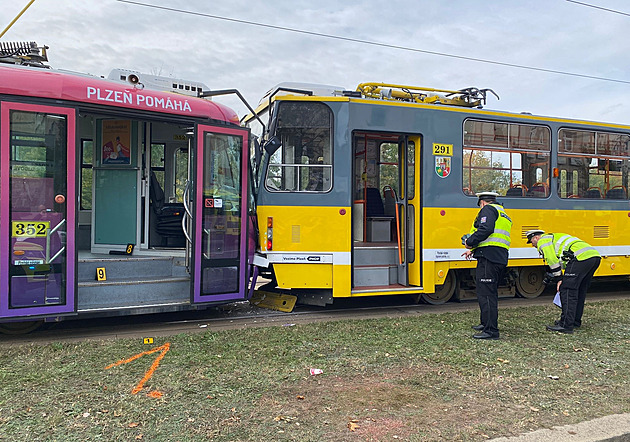 Pi sráce dvou tramvají v Plzni se zranilo 22 lidí. (19. íjna 2023)