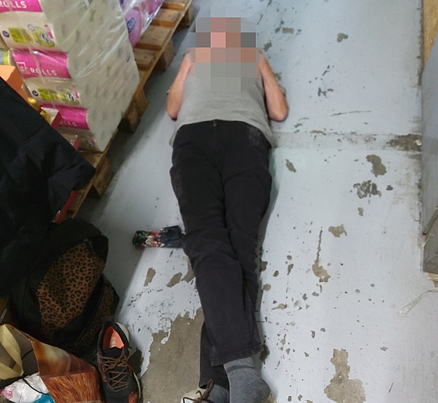 Strážná se vrátila z obědové pauzy namol opilá, usnula ve skladu na zemi