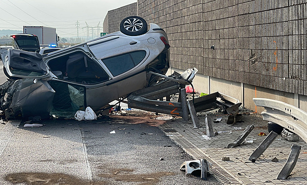 Při nehodě na D8 otočil řidič auto na střechu, zranil se on i spolujezdec