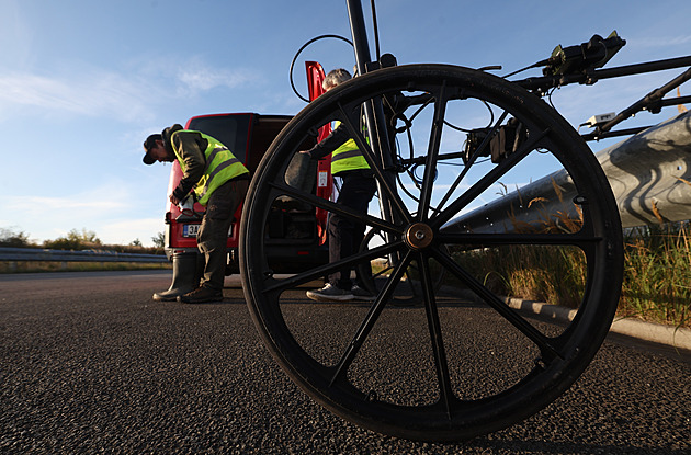 Pyrotechnici zkoumali budoucí trasu Pražského okruhu, našli magnety i části granátů