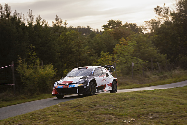 Na Hradčanech startuje světová rallye, je u toho i prezident Pavel