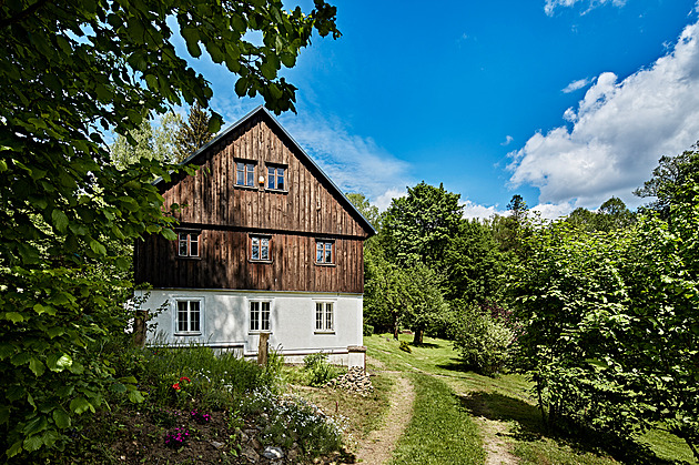 Chalupa v Dolní Poustevně je klenot. O hrázděný dům i okolí pečují s láskou