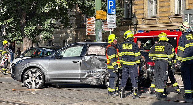 Osobní auto se v Praze srazilo s tramvají, náraz poškodil další vůz