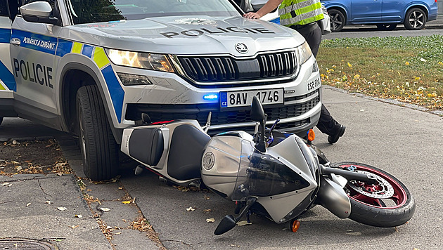 Motorkář ujížděl policistům na Žižkově. Zastavili ho násilím těsně před trhy