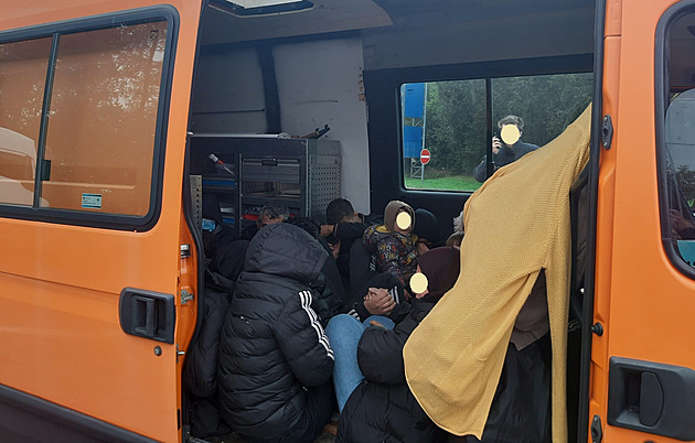 Policisté zadrželi na D1 syrské migranty, skoro 30 se jich tísnilo v dodávce