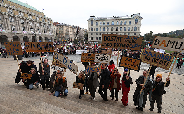 Bek má pravdu. Vysoké školy se řídí samy a určují si i platy