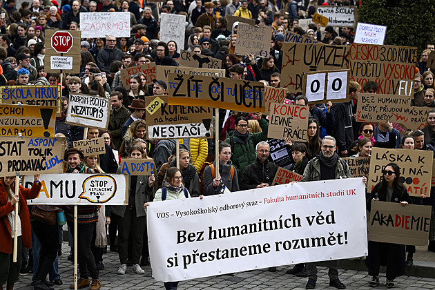 Státní zkoušky v ohrožení. Akademici stávkovali kvůli svým nízkým platům